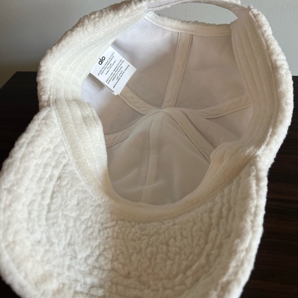 Alo Micro Sherpa Off-Duty Cap - Picture 7 of 9